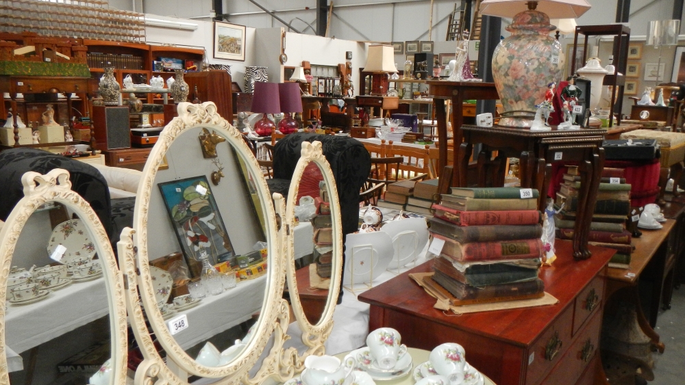 Auction Room 2 - Antiques & Collectors