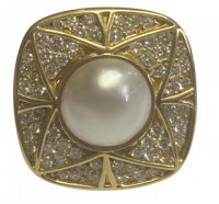 A diamond plaque ring, centre pearl with 1.20 carats of diamonds on the surround in 18ct gold, size M, 13 grams.